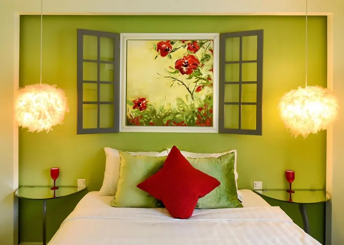 Haven - Downtown With Art Deco Design