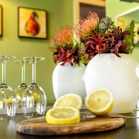 Haven - Downtown With Art Deco Design *